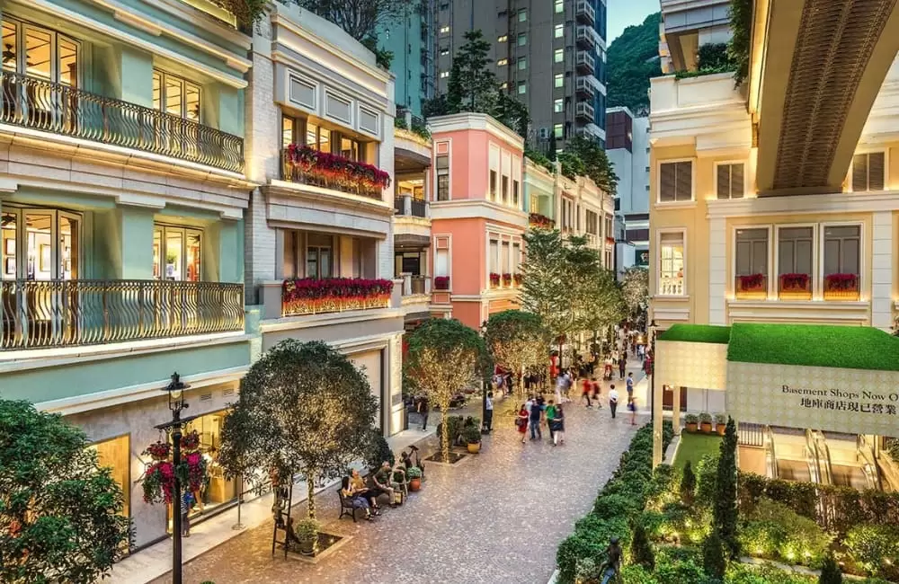 The shopping precint of Lee Tung Avenue