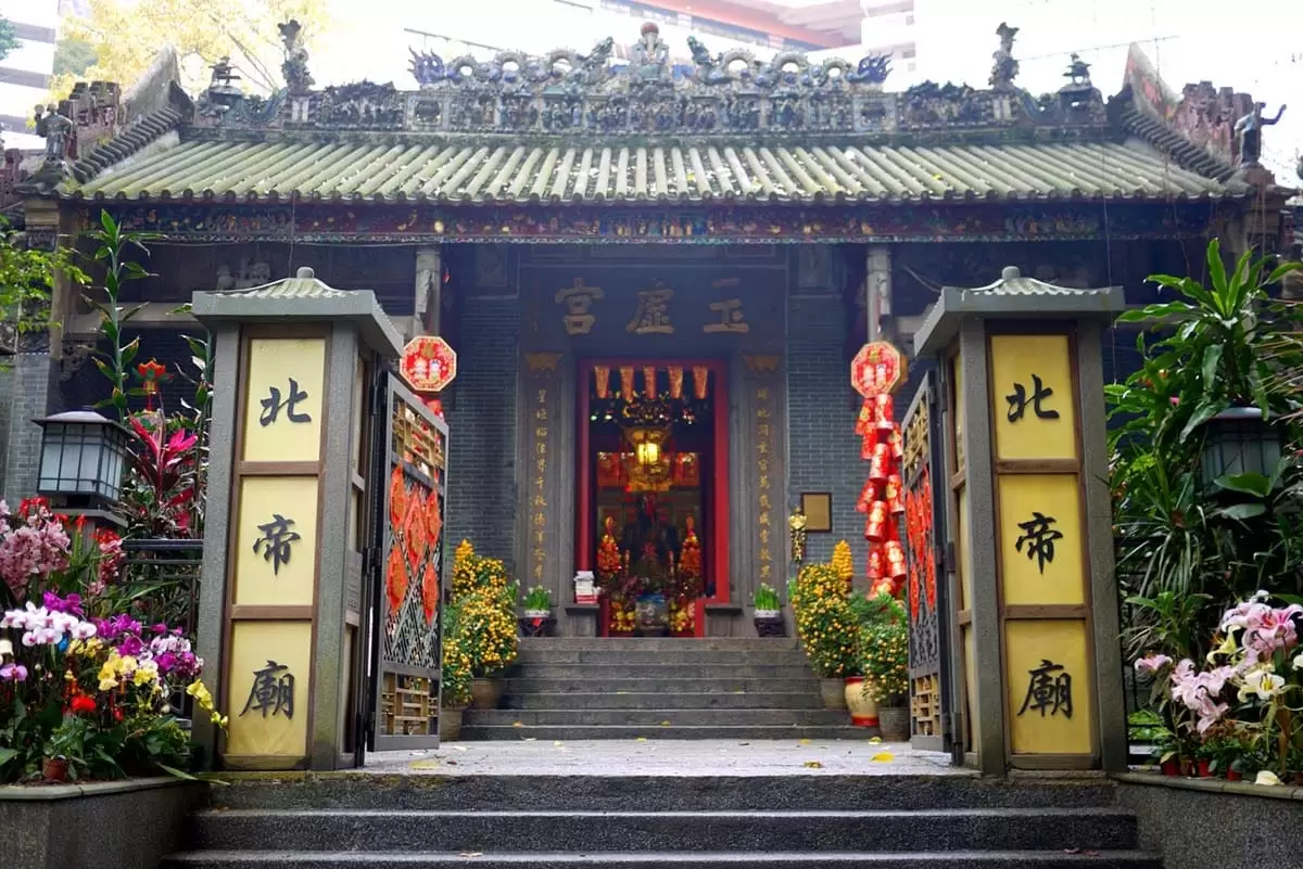 Flower aligned entrance to Pak Tai Temple