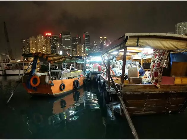 Boats upon the water at Shun Kee Typhoon Shelter