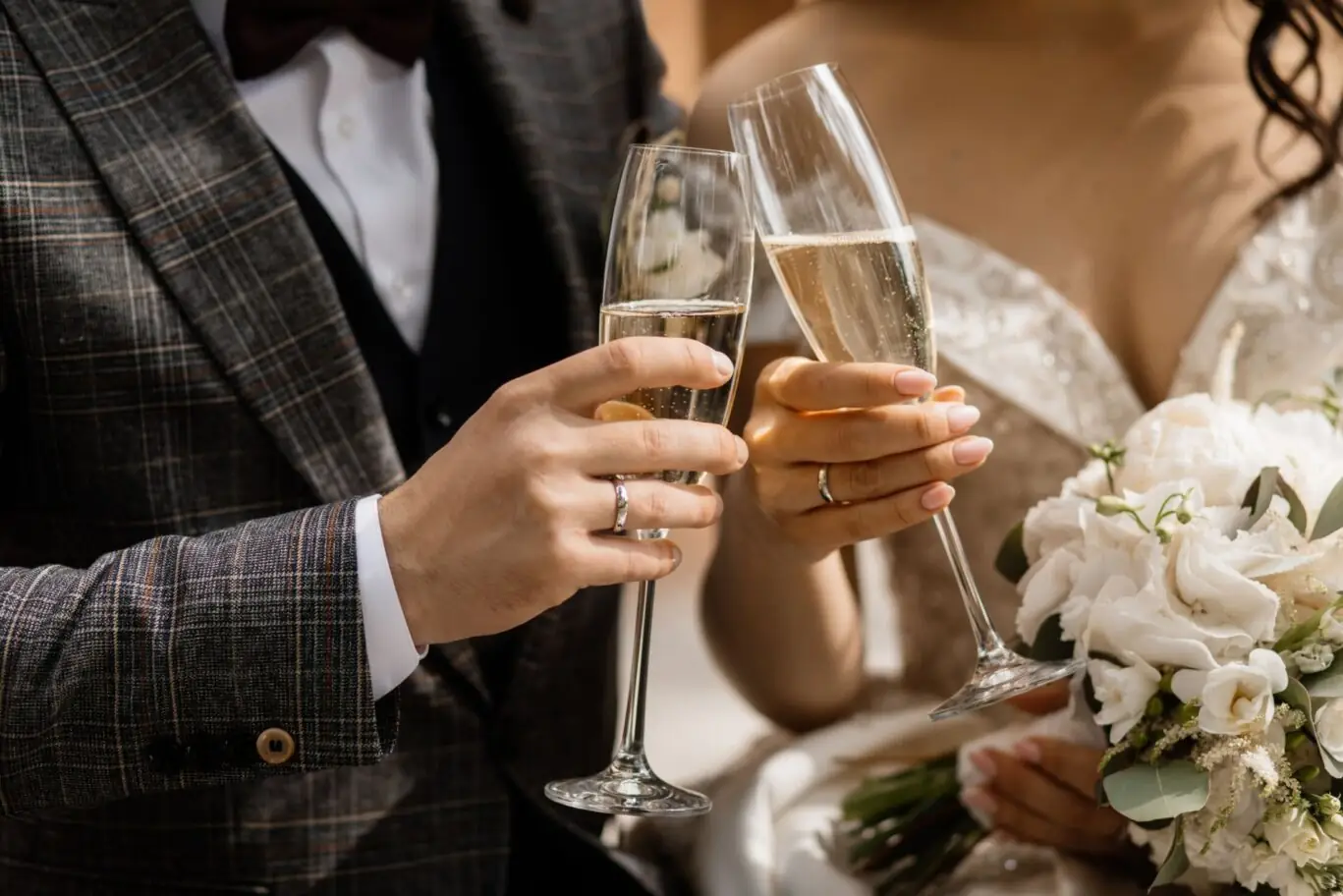 front-view-wedding-couple-s-hands-with-champagne-glasses-wedding-bouquet (1)