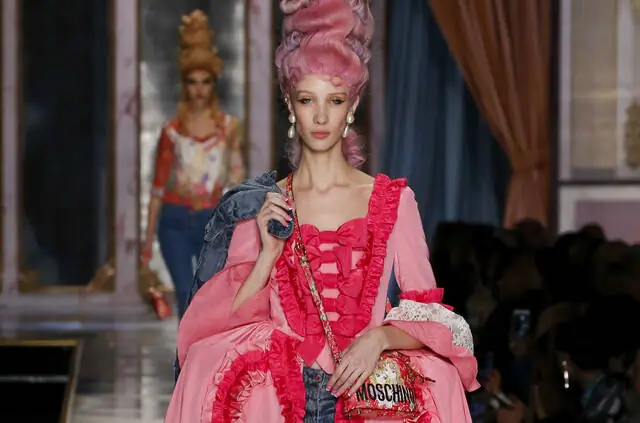 teacher-twilight-in-person-marie-antoinette-style_640